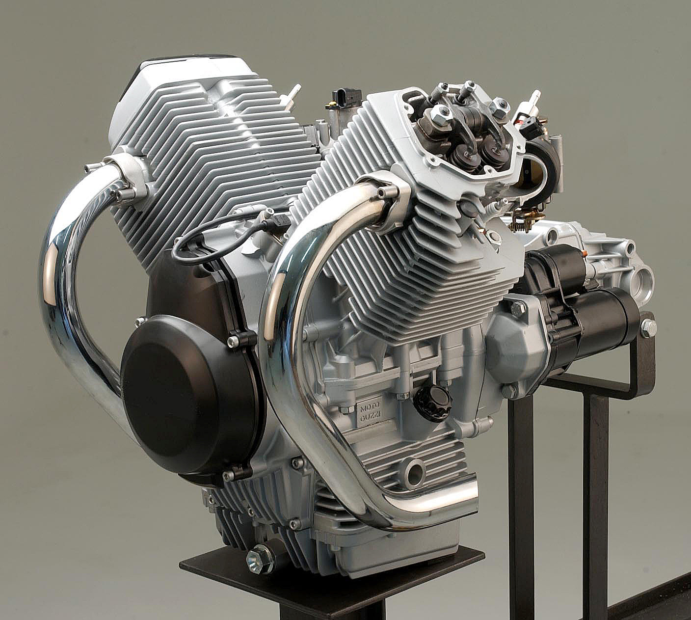 Китайские двигатели для мотоциклов. Moto Guzzi 750 двигатель. Генератор Moto Guzzi Breva 750. Moto Guzzi двигатель. Двигатель мотоцикла Honda nf750.